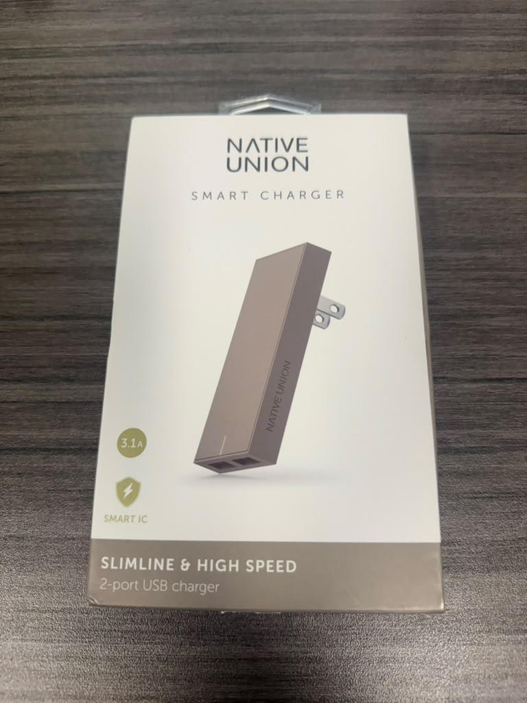Native Union 3.1A two-port USB smart charger package